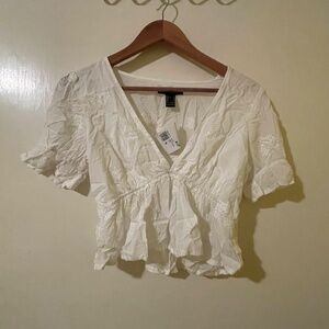 Trendy Forever 21 White Flowy Top With a V Cut Perfect For Summer NWT Size Small